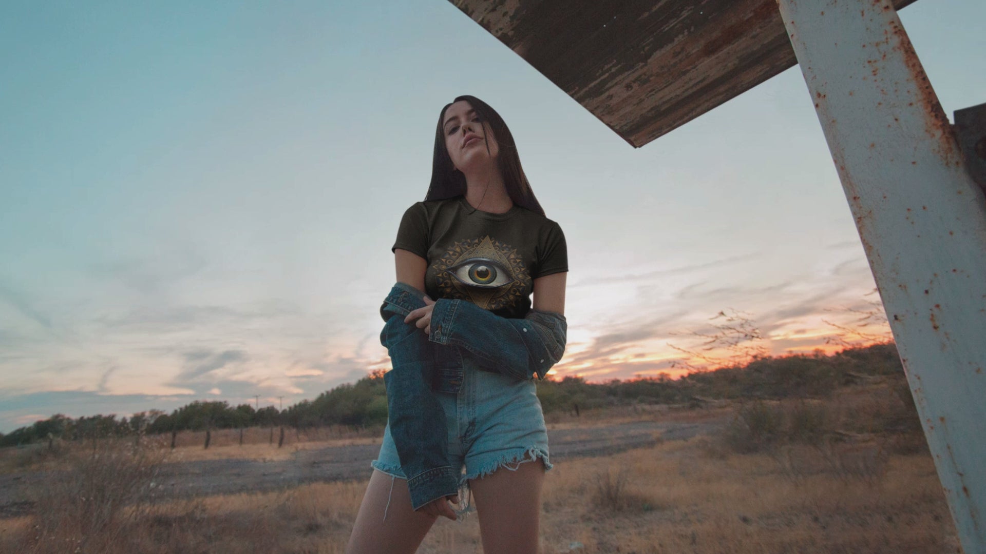 T-shirt with a third eye graphic.